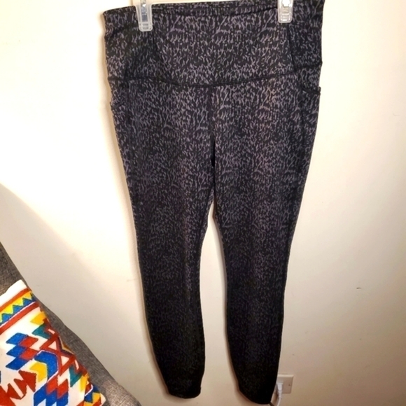 All in motion Leopard Print leggings Size Small Gray & Black - Picture 11 of 11